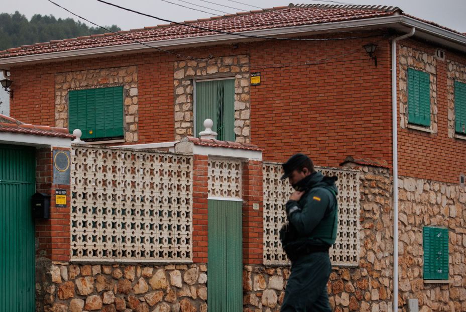 Fachada de la casa donde han hallado a tres hermanos asesinados 