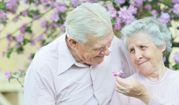 Los 8 rasgos psicológicos que comparten las personas que viven 100 años
