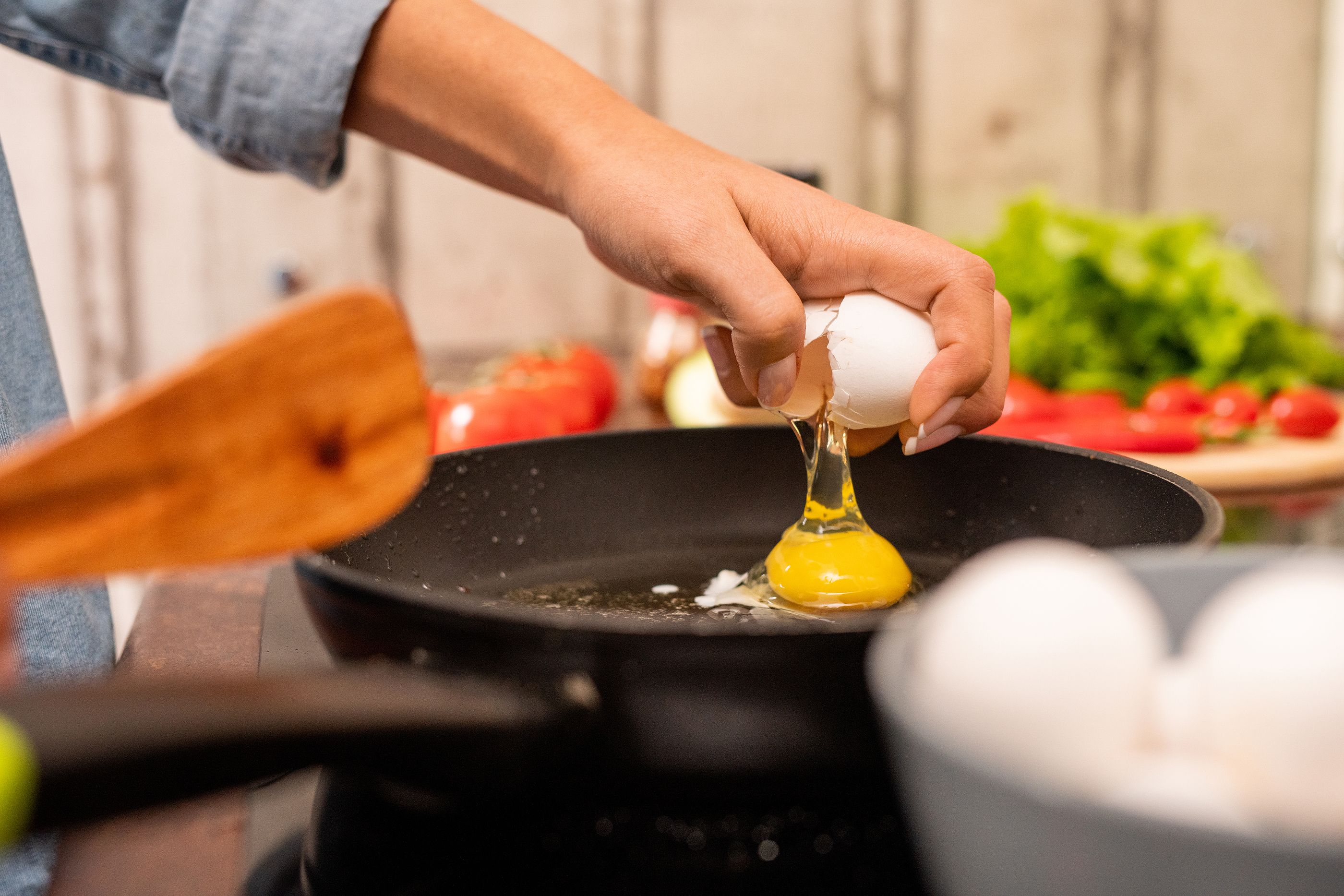 La razón por la que no debes romper un huevo en el borde de la sartén: esta es la forma correcta. Foto: Bigstock