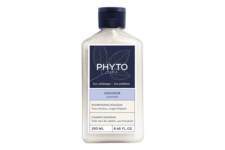 El champú suave, de Phyto, está enriquecido con malva blanca, leche de avena y probióticos para fortalecer las defensas del cabello (13,90 €).