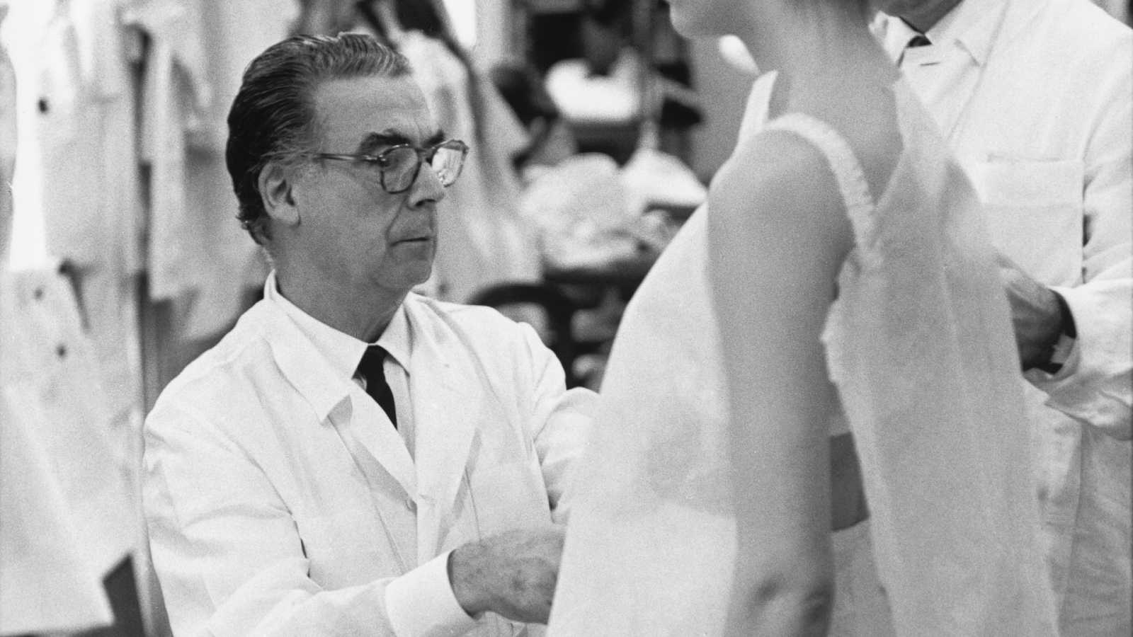 Así se convirtió Cristóbal Balenciaga en el gran maestro de la alta costura