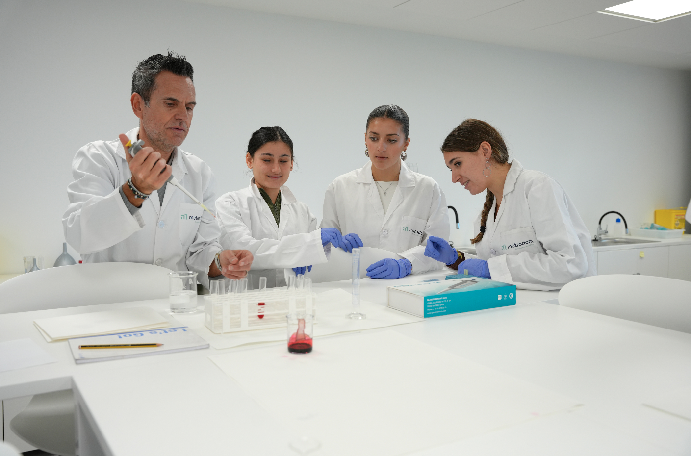 Cámara de Madrid y Metrodora forman a 215 alumnos para cubrir la demanda de profesionales sanitarios
