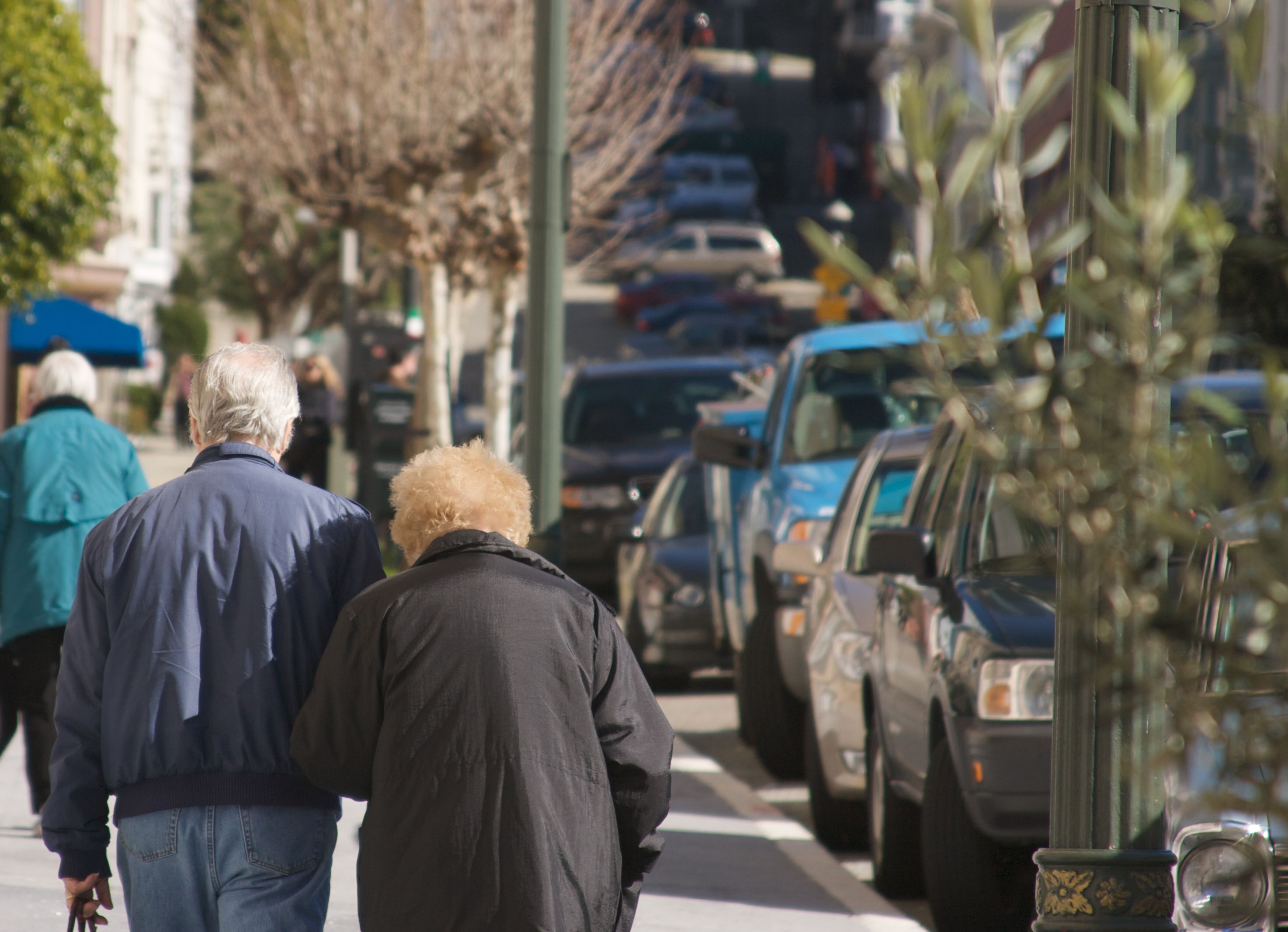 CEOMA pide que la FP forme a profesionales que ayuden a crear 'entornos amigables' con los mayores. Foto: Bigstock