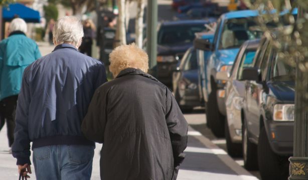 CEOMA pide que la FP forme a profesionales que ayuden a crear 'entornos amigables' con los mayores. Foto: Bigstock
