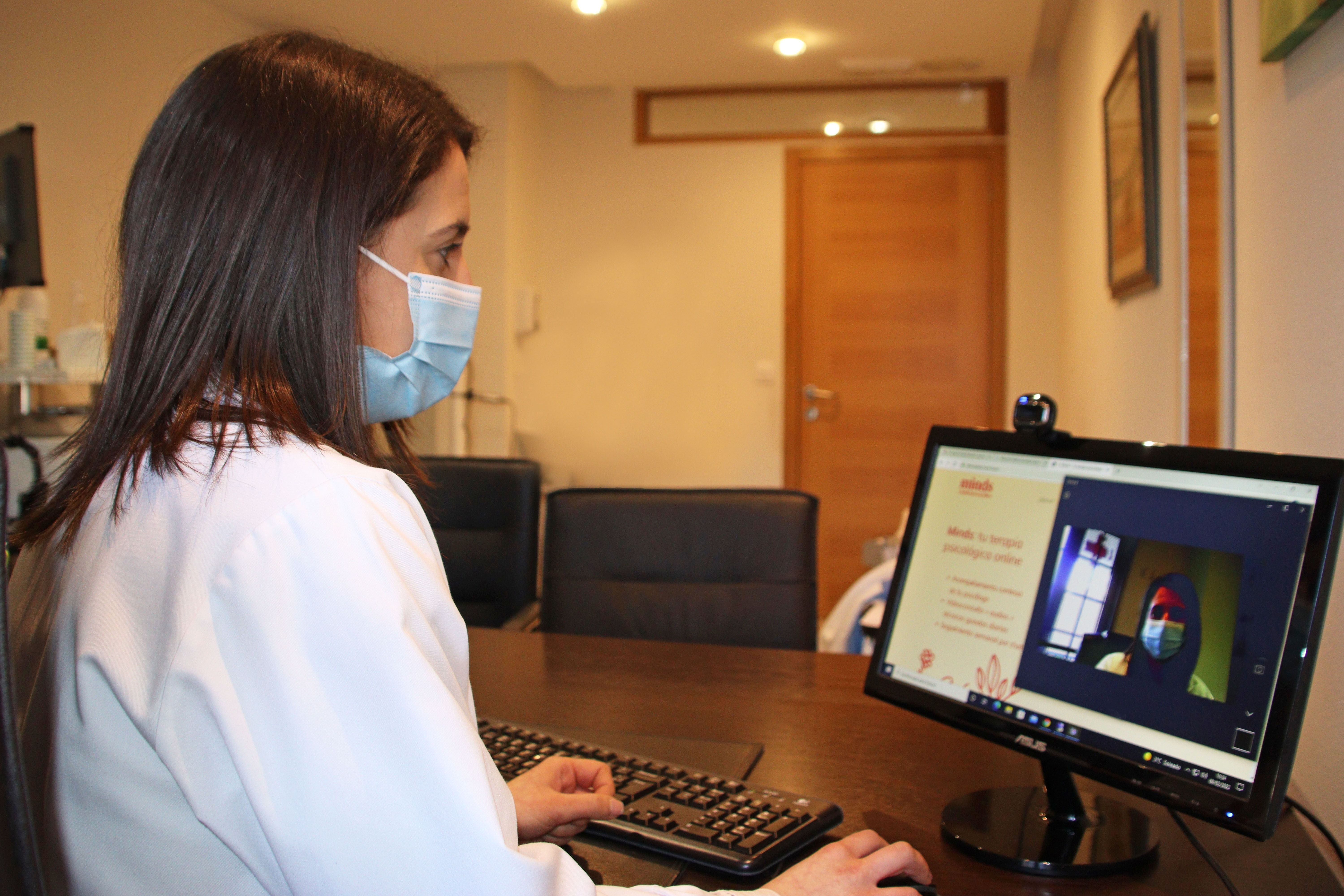 La mitad de los pacientes crónicos no se maneja bien con la tecnología para pedir cita médica (EuropaPress)