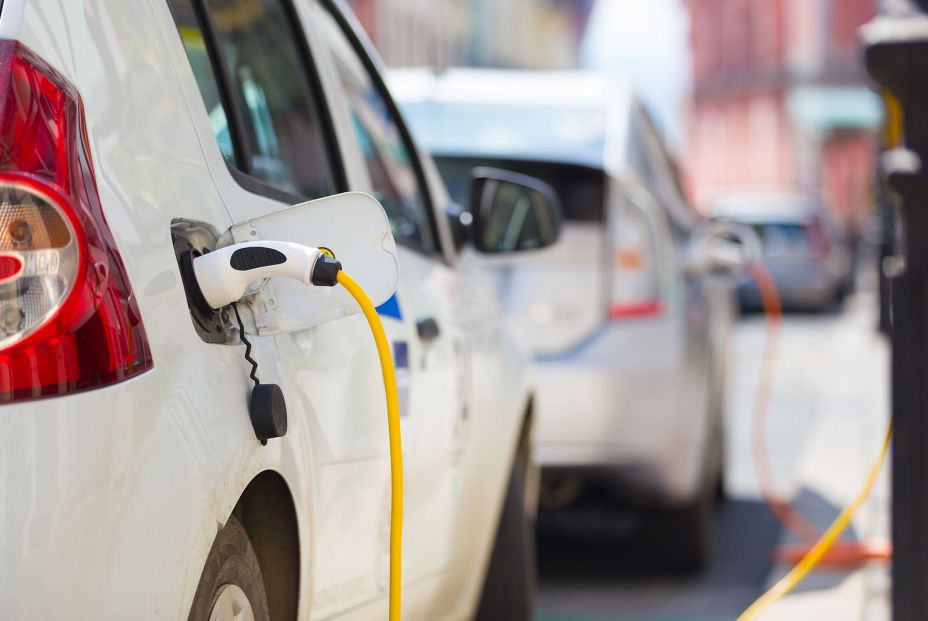 Crean la primera batería de coche eléctrico que se recarga en solo cinco minutos