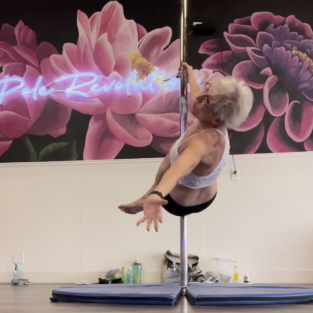 Una mujer de 75 años cumple su sueño y se convierte en bailarina de pole dance: "Intento inspirar". Foto: Instagram