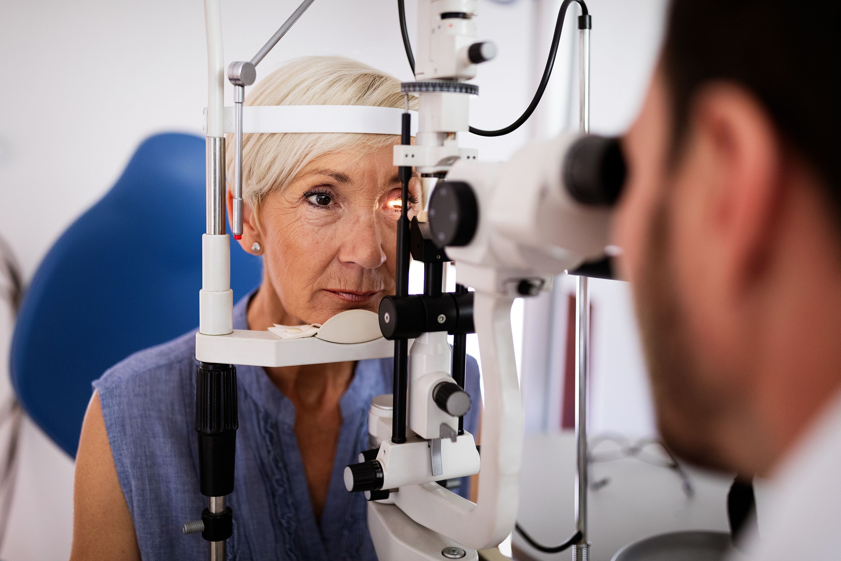 Gafas y lentillas gratis: ¿estarán incluidos los mayores?