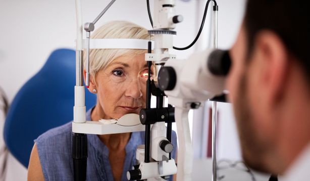 Ver bien, un lujo para mayores: crece la pobreza visual en España