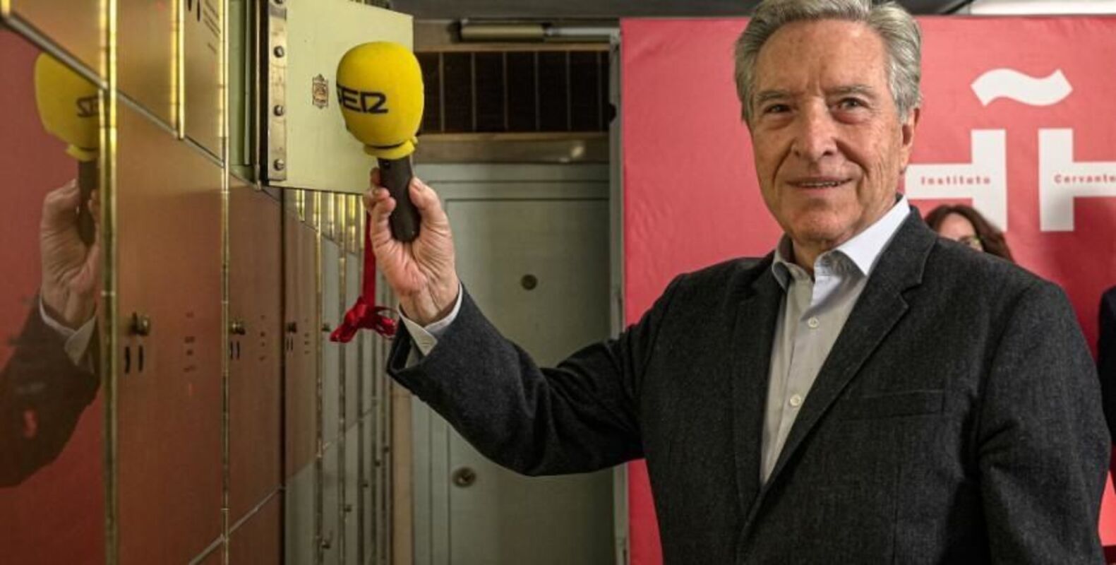 Un micrófono de la Cadena SER, el legado de Iñaki Gabilondo en la Caja de las Letras