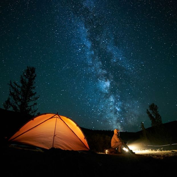 Acampada en mitad de ruta de senderismo nocturna