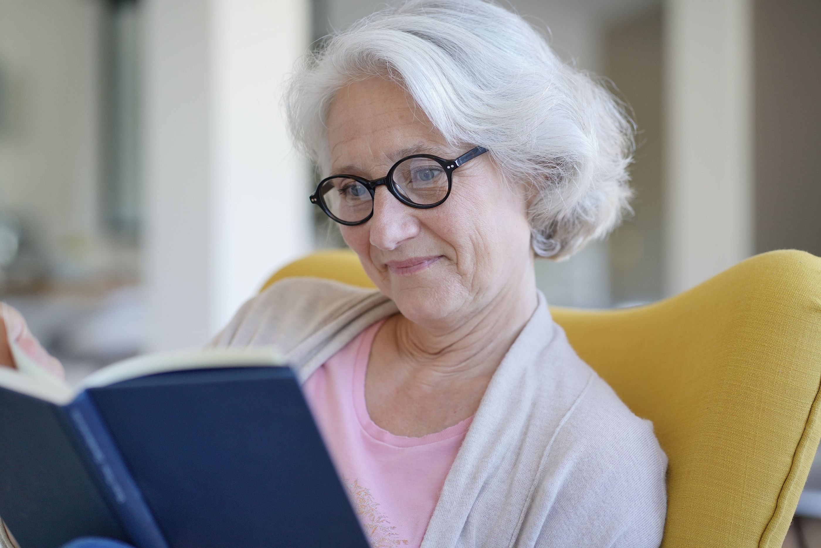 Los mayores de 65 años, cada vez más lectores: el grupo en el que más crece este hábito