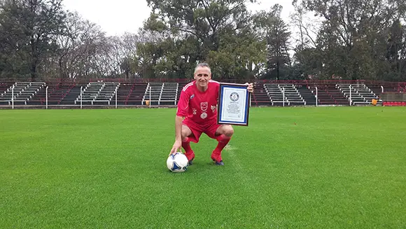 Robert Carmona, la leyenda más longeva del mundo del fútbol . Web World Guiness Records.