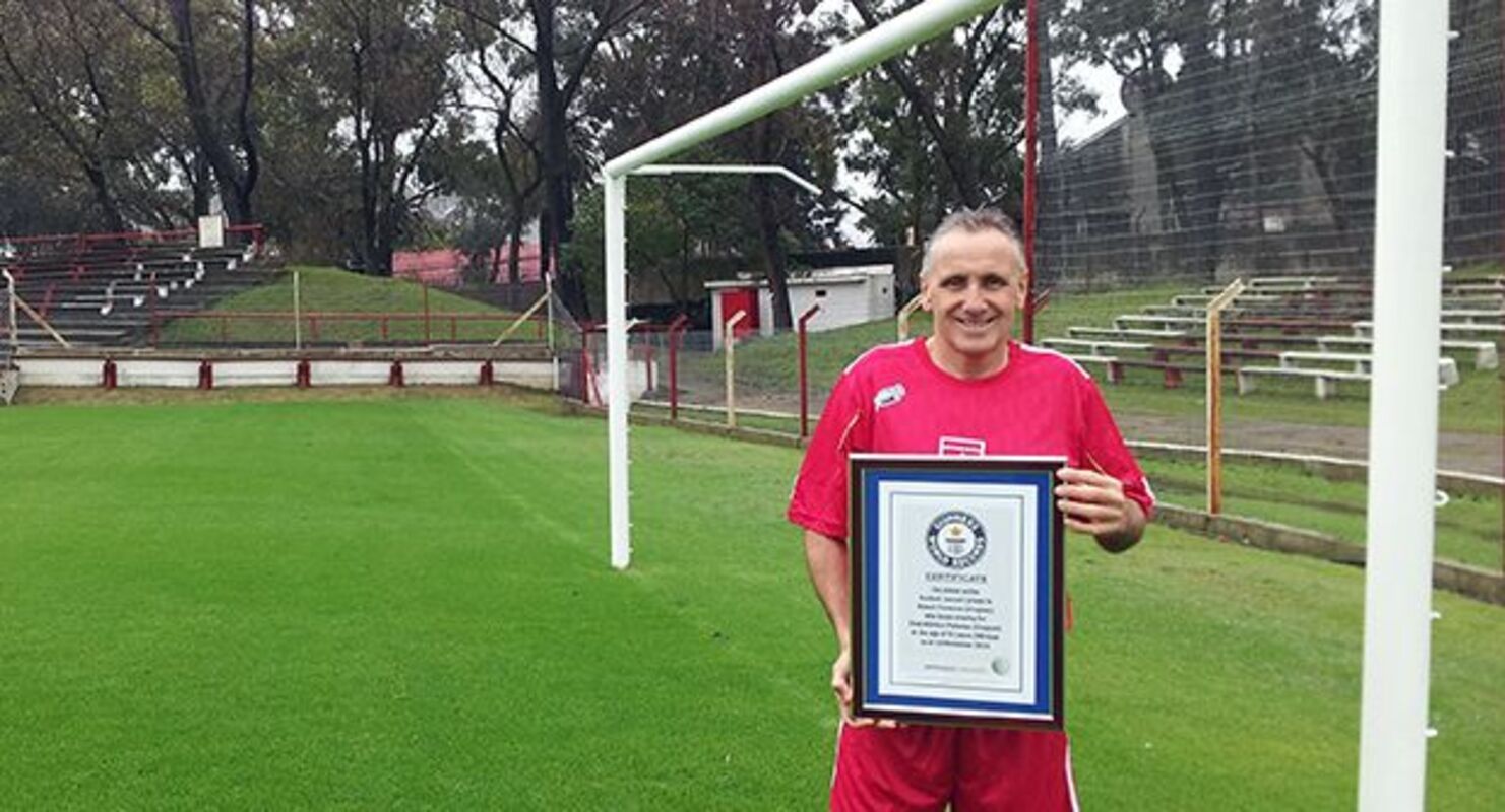 Robert Carmona, el futbolista más longevo del mundo: sigue en activo a los 62 años
