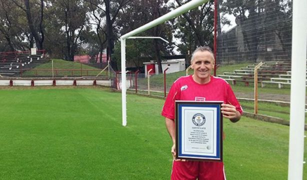 Robert Carmona, el futbolista más longevo del mundo: sigue en activo a los 62 años Robert Carmona, el futbolista más longevo del mundo: sigue en activo a los 62 años