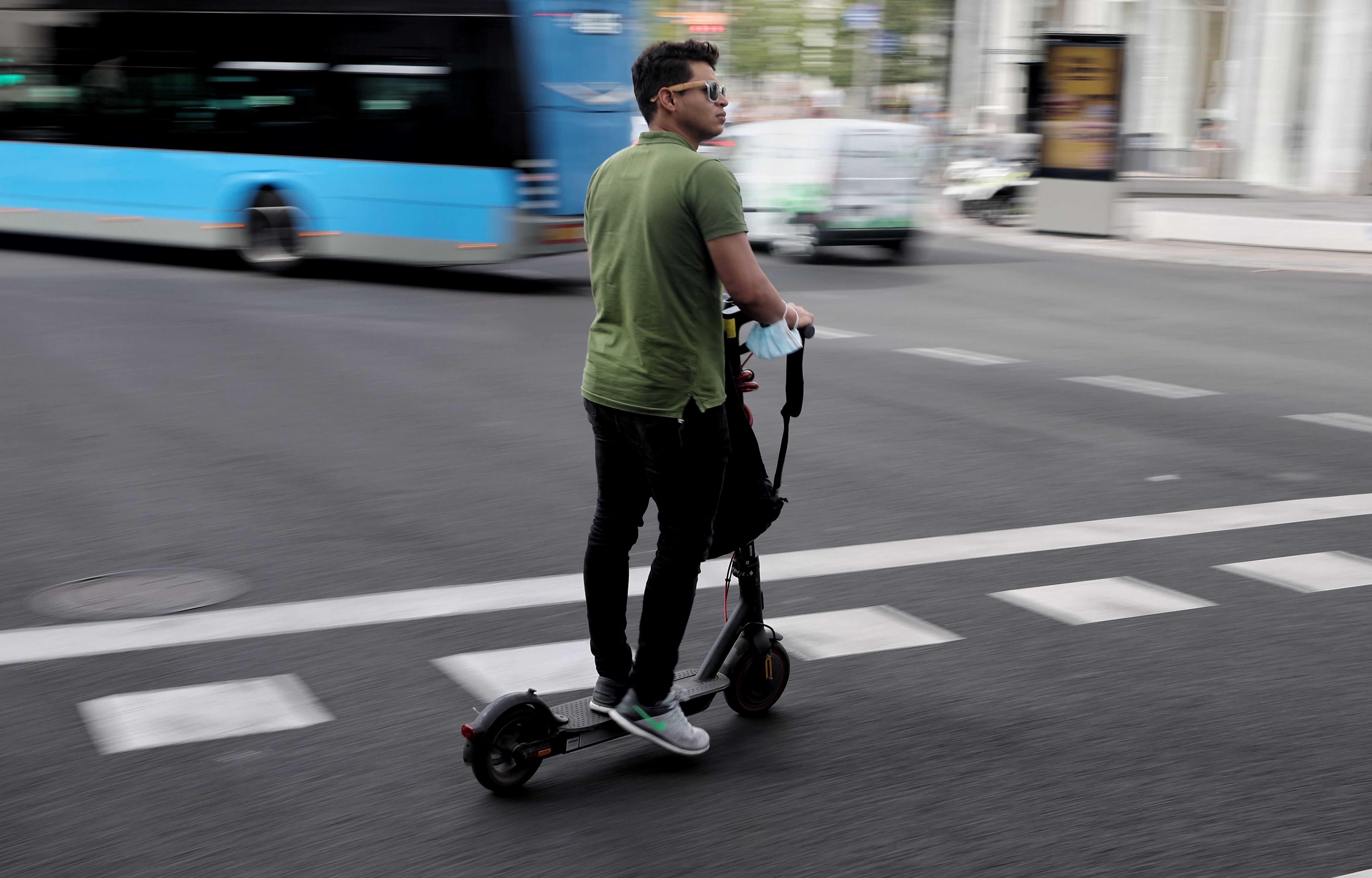 Patinetes: los mayores nos jugamos el físico en la calle todos los días