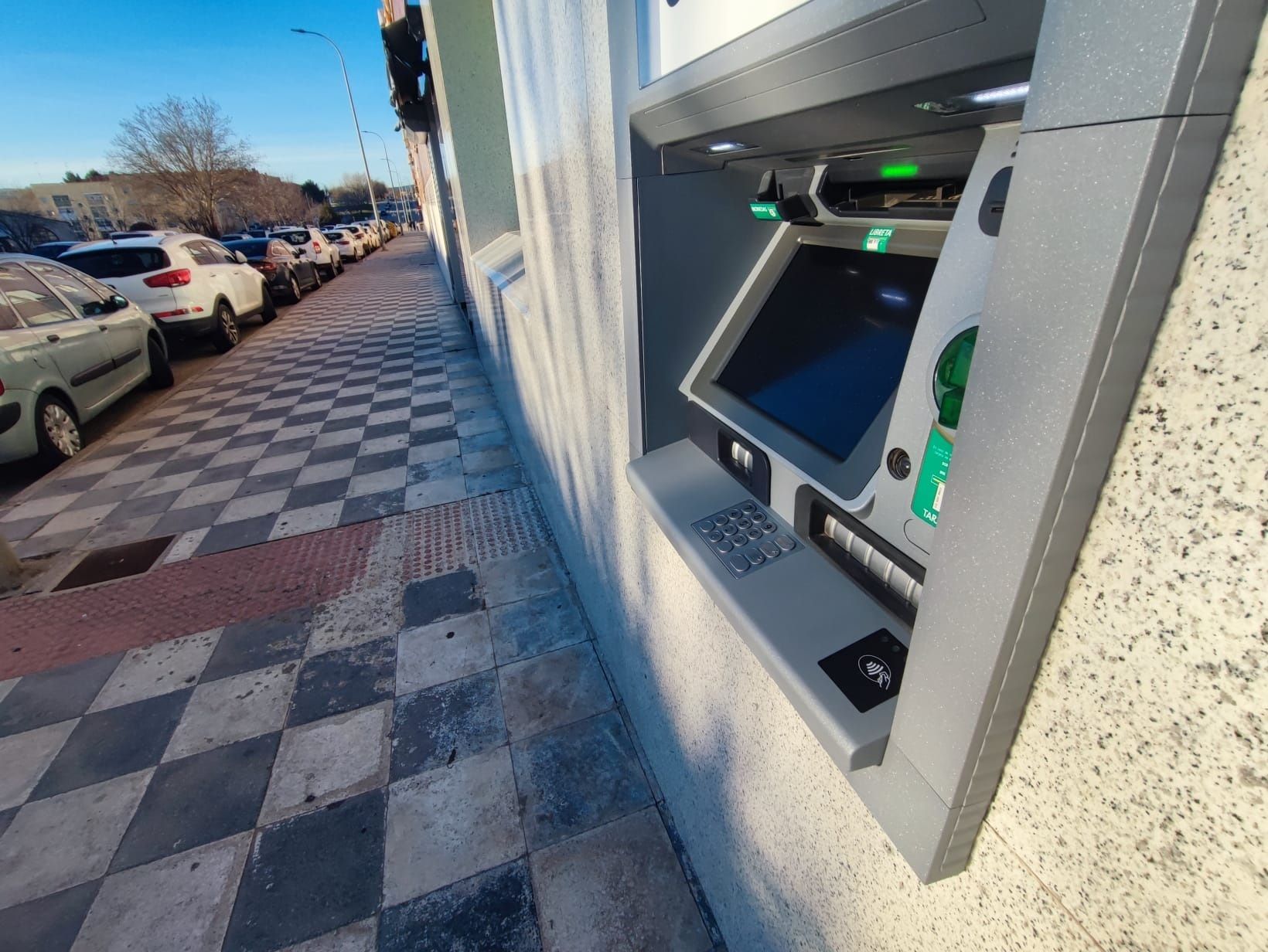 El Congreso debate una ley para asegurar, al menos, un cajero automático por municipio. Foto: EuropaPress