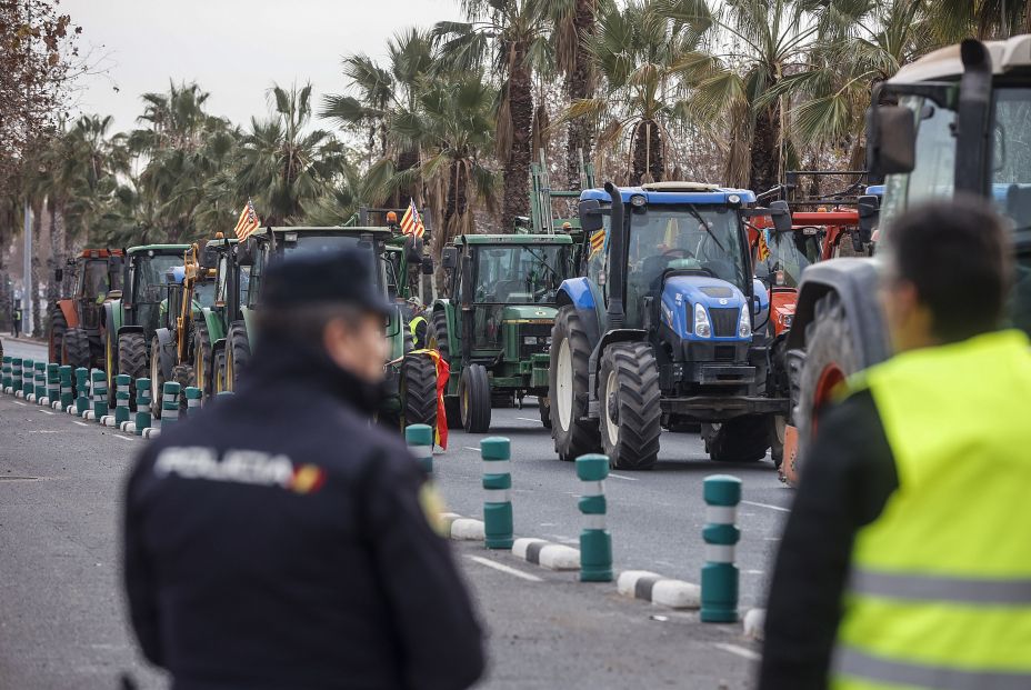 Los agricultores colapsan las principales carreteras de España para exigir precios justos