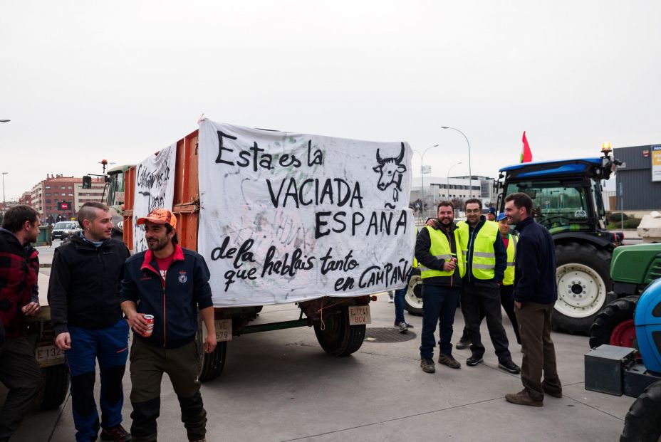 Los agricultores colapsan las principales carreteras de España para exigir precios justos