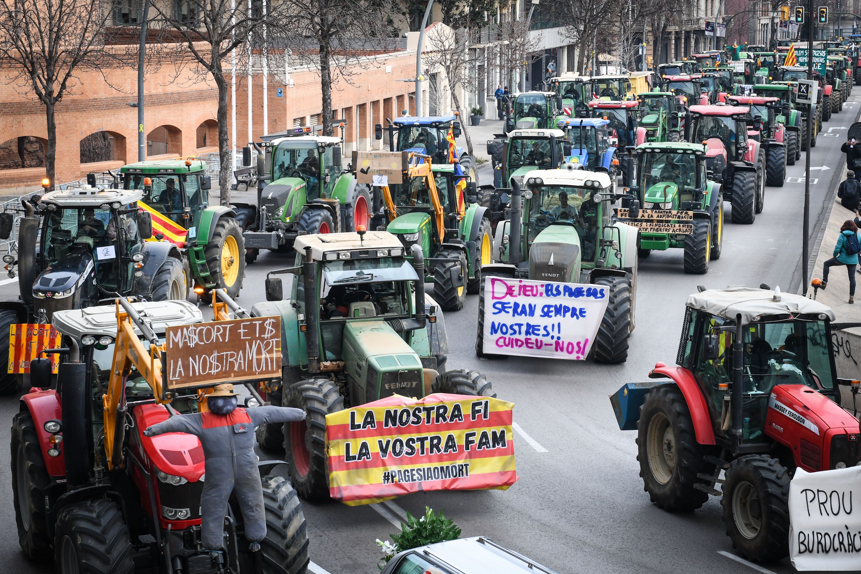 Los agricultores colapsan las principales carreteras de España para exigir precios justos