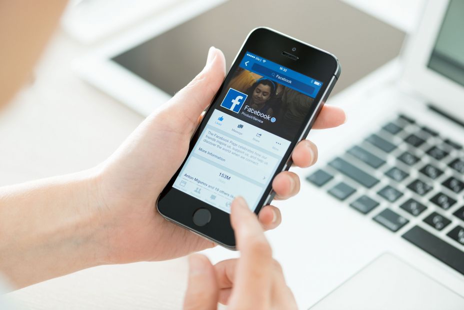 20 años de Facebook, la red social que seduce a los sénior (Bigstock)