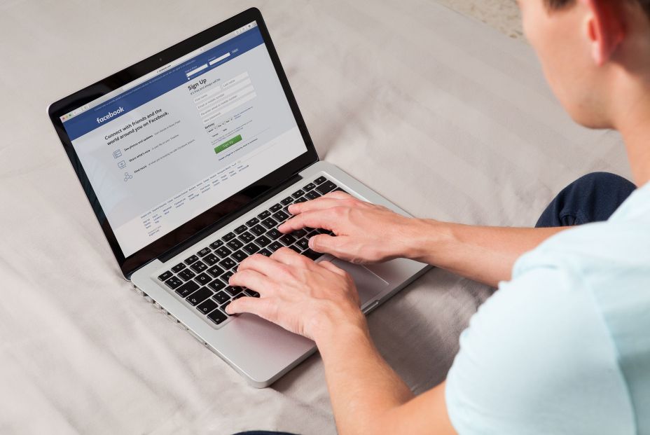 20 años de Facebook, la red social que seduce a los sénior (Bigstock)