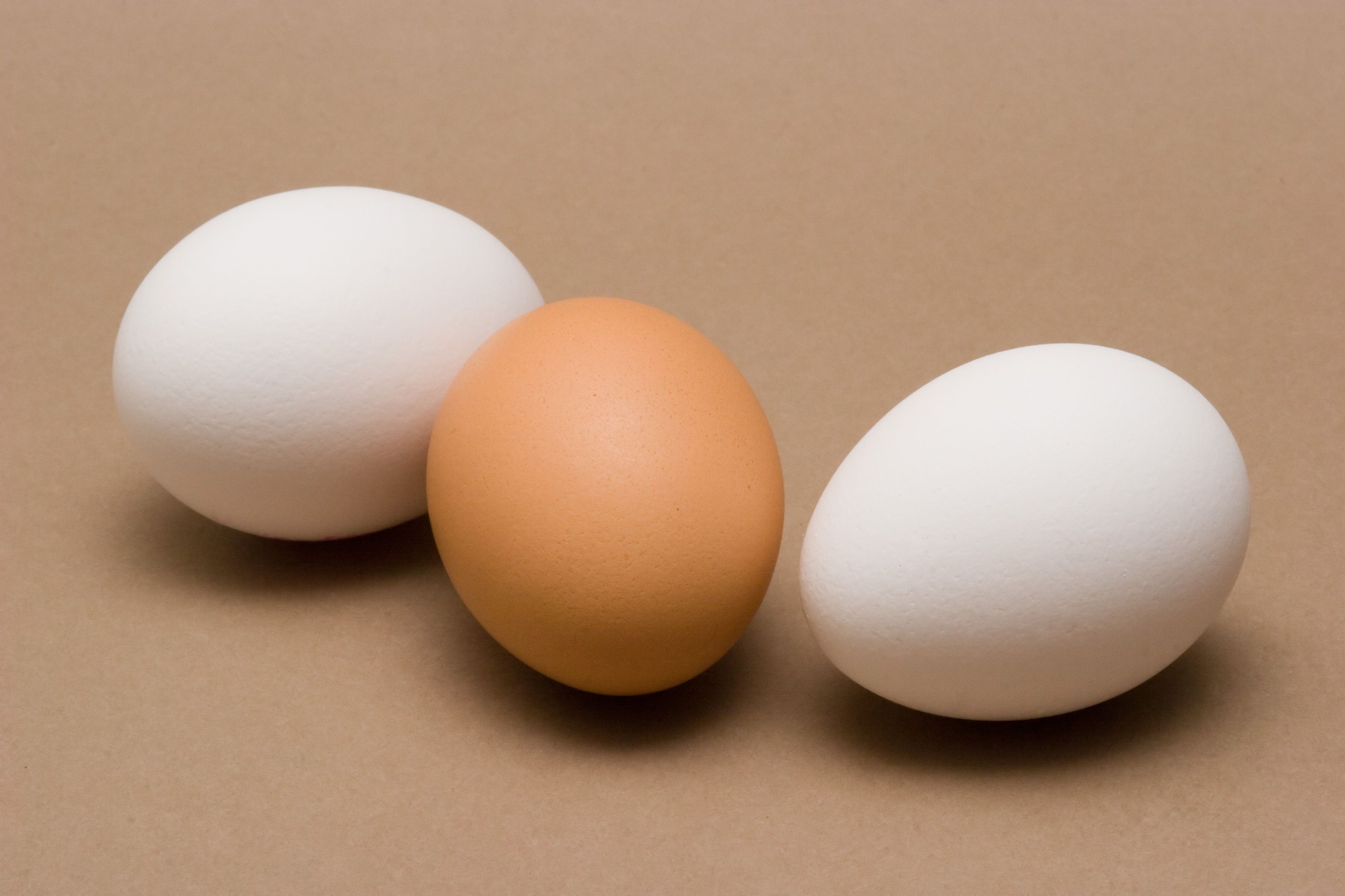 El truco para que no se pegue la cáscara del huevo al pelarlo (Bigstock)