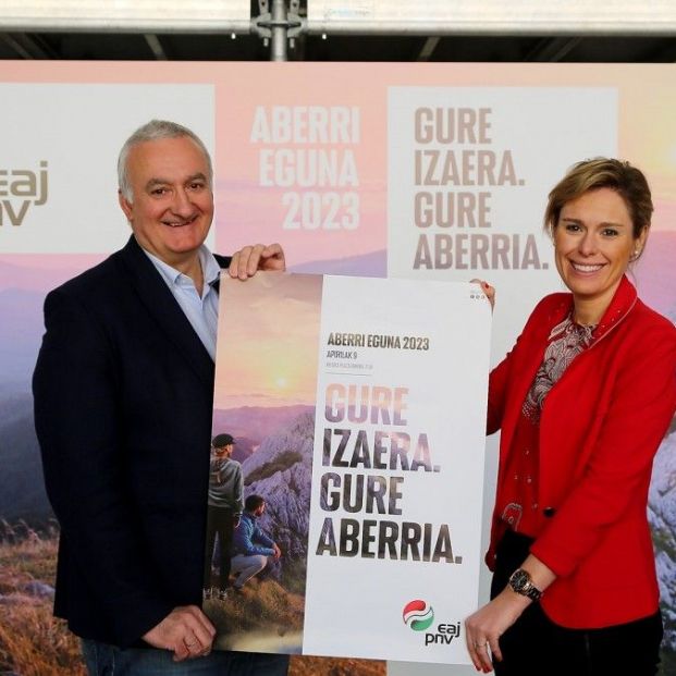 Mantener el mismo médico de familia durante 15 años disminuye la mortalidad hasta un 25%. Mireia Zarate y Xabier Barandiaran. Web EAJ-PNV Mantener el mismo médico de familia durante 15 años disminuye la mortalidad hasta un 25%. Mireia Zarate y Xabier Barandiaran. Web EAJ-PNV