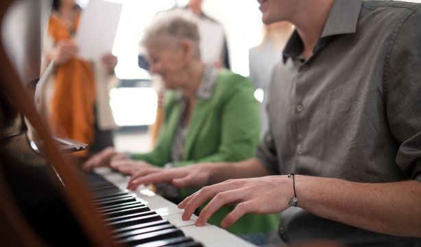 Tocar un instrumento mejora la salud cerebral en personas mayores (Bigstock)