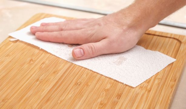 El truco para quitar los arañazos de la tabla de cortar (BigStock)