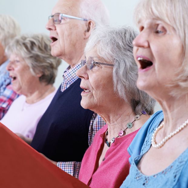 Confirman que tocar un instrumento mejora la salud cerebral en personas mayores (Bigstock)