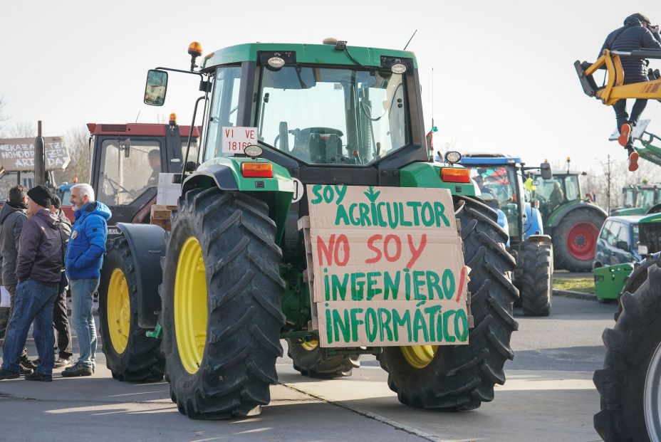 EuropaPress 5743945 tractor cartel concentracion segunda jornada protestas febrero 2024