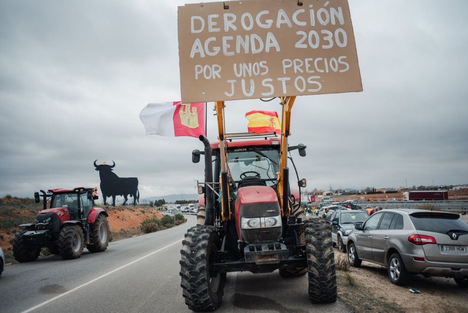 EuropaPress 5744669 tractor cartel lee derogacion agenda 2023 concentracion autovia a 4 EuropaPress 5744669 tractor cartel lee derogacion agenda 2023 concentracion autovia a 4