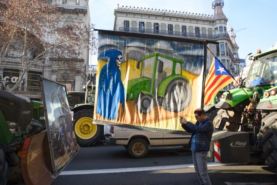 EuropaPress 5745049 varios tractores agricultores llegan conselleria accion climatica EuropaPress 5745049 varios tractores agricultores llegan conselleria accion climatica