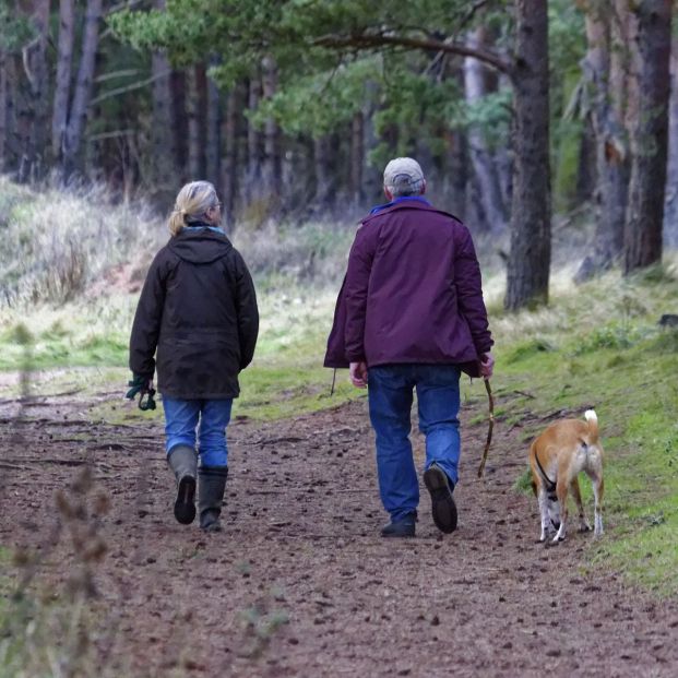 Un estudio confirma que caminar al menos media hora al día después de un infarto prolonga la vida