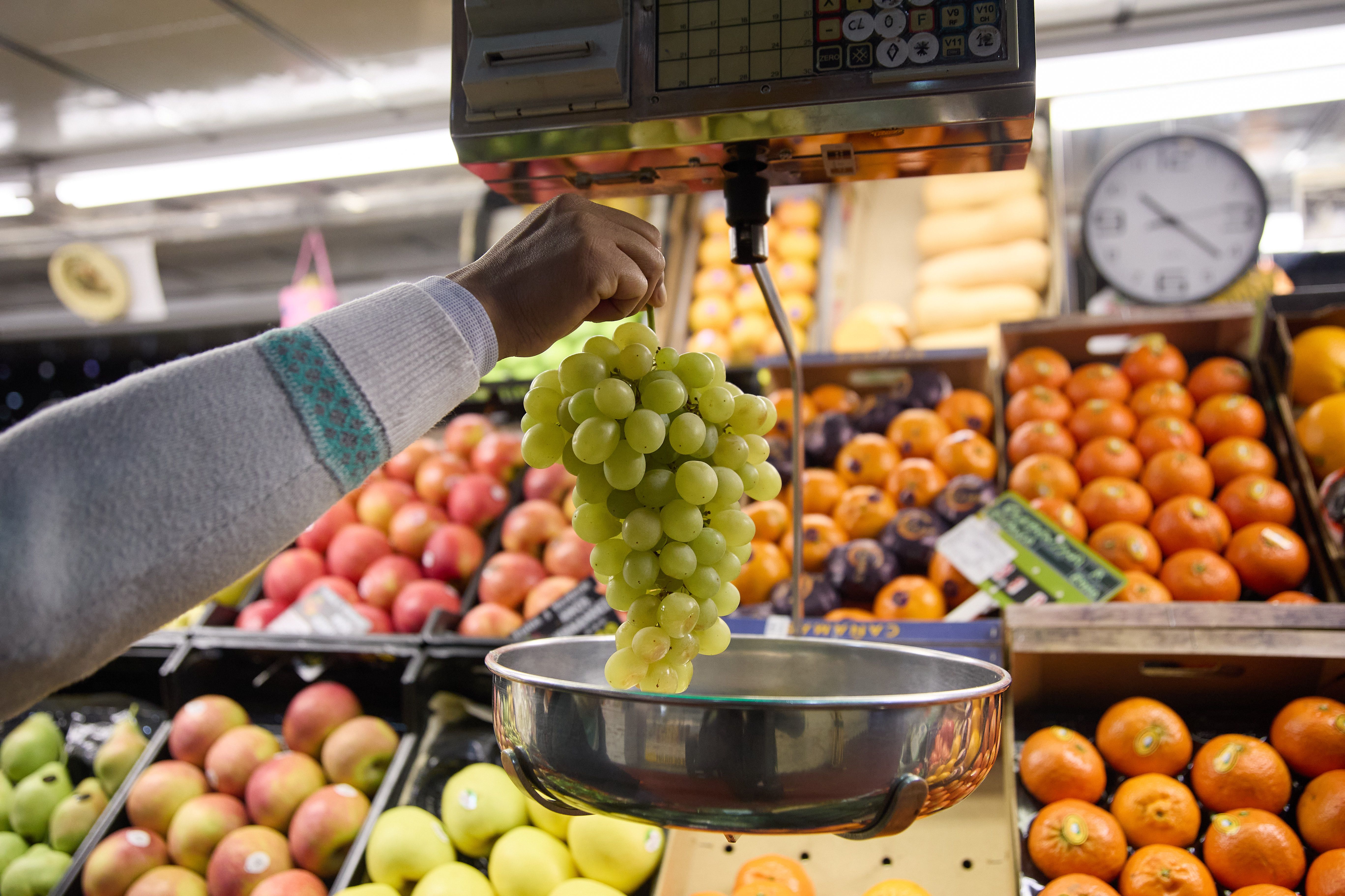 Facua pide un doble etiquetado para saber cómo se encarecen los productos del campo al supermercado (Europa Press)