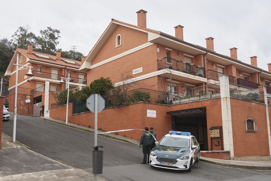 EuropaPress 5746250 coche guardia civil frente vivienda donde hallado cuerpo vida mujer febrero EuropaPress 5746250 coche guardia civil frente vivienda donde hallado cuerpo vida mujer febrero