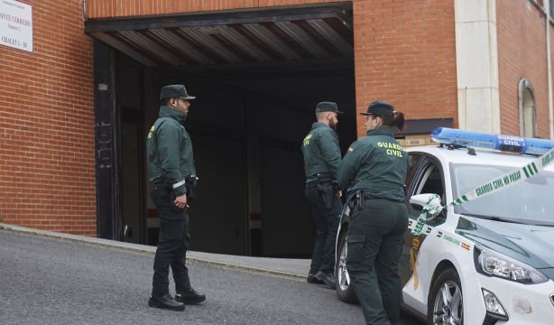 Dos niños de 13 y 16 años detenidos por matar a su madre