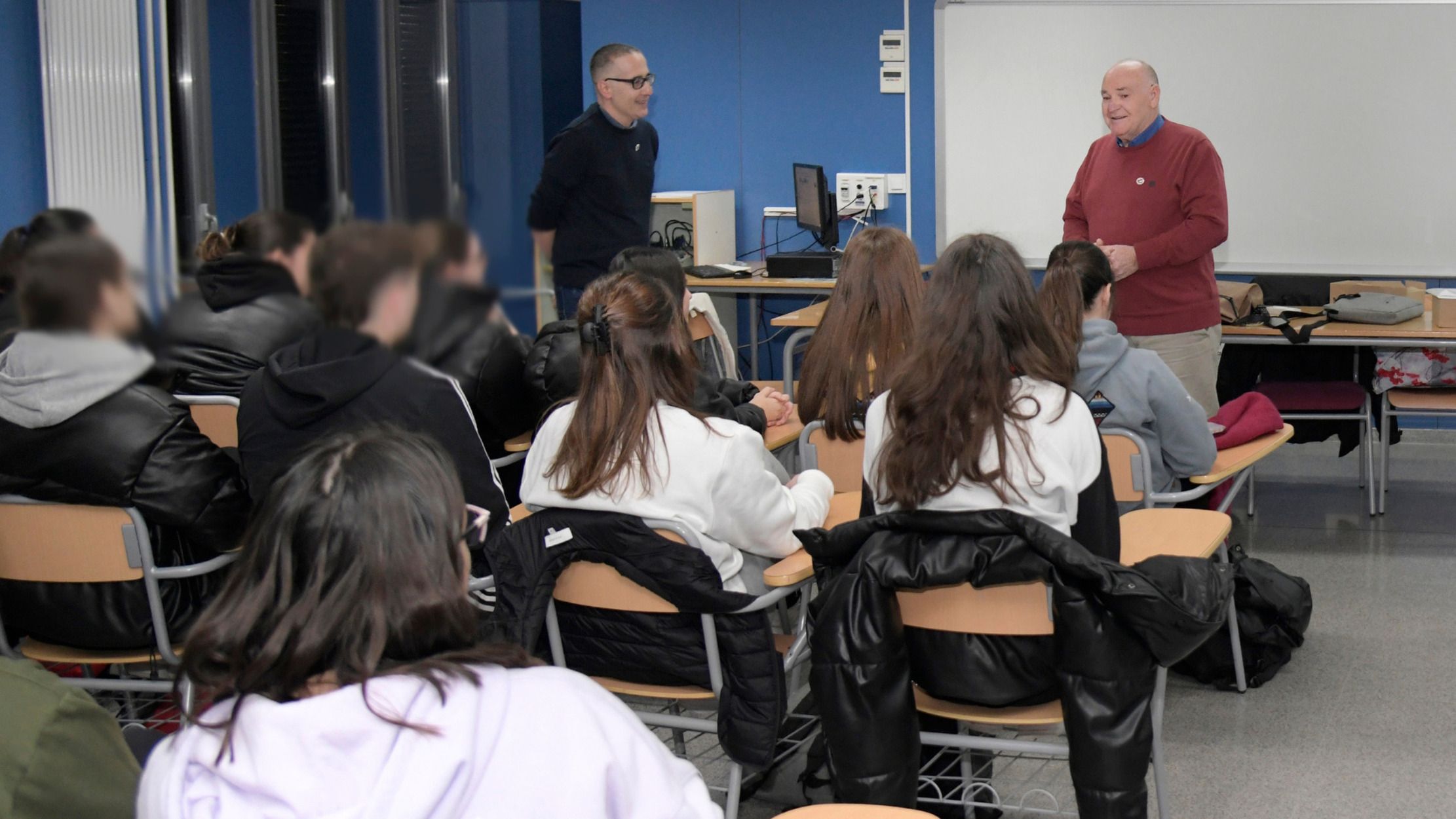 UDP conciencia sobre el edadismo a jóvenes en colegios e institutos