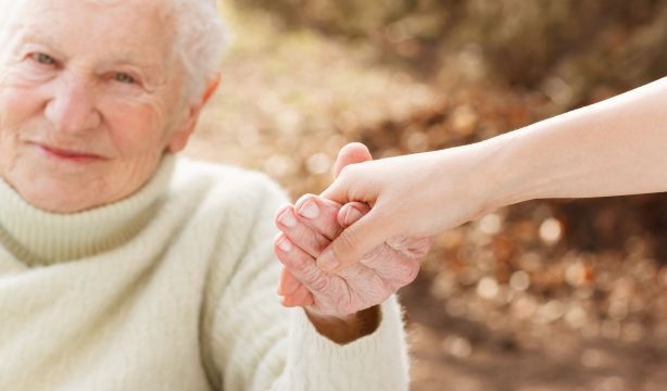Cuidados de larga duración, soledad o retos del envejecimiento, en el 64 congreso de la SEGG (Bigstock)