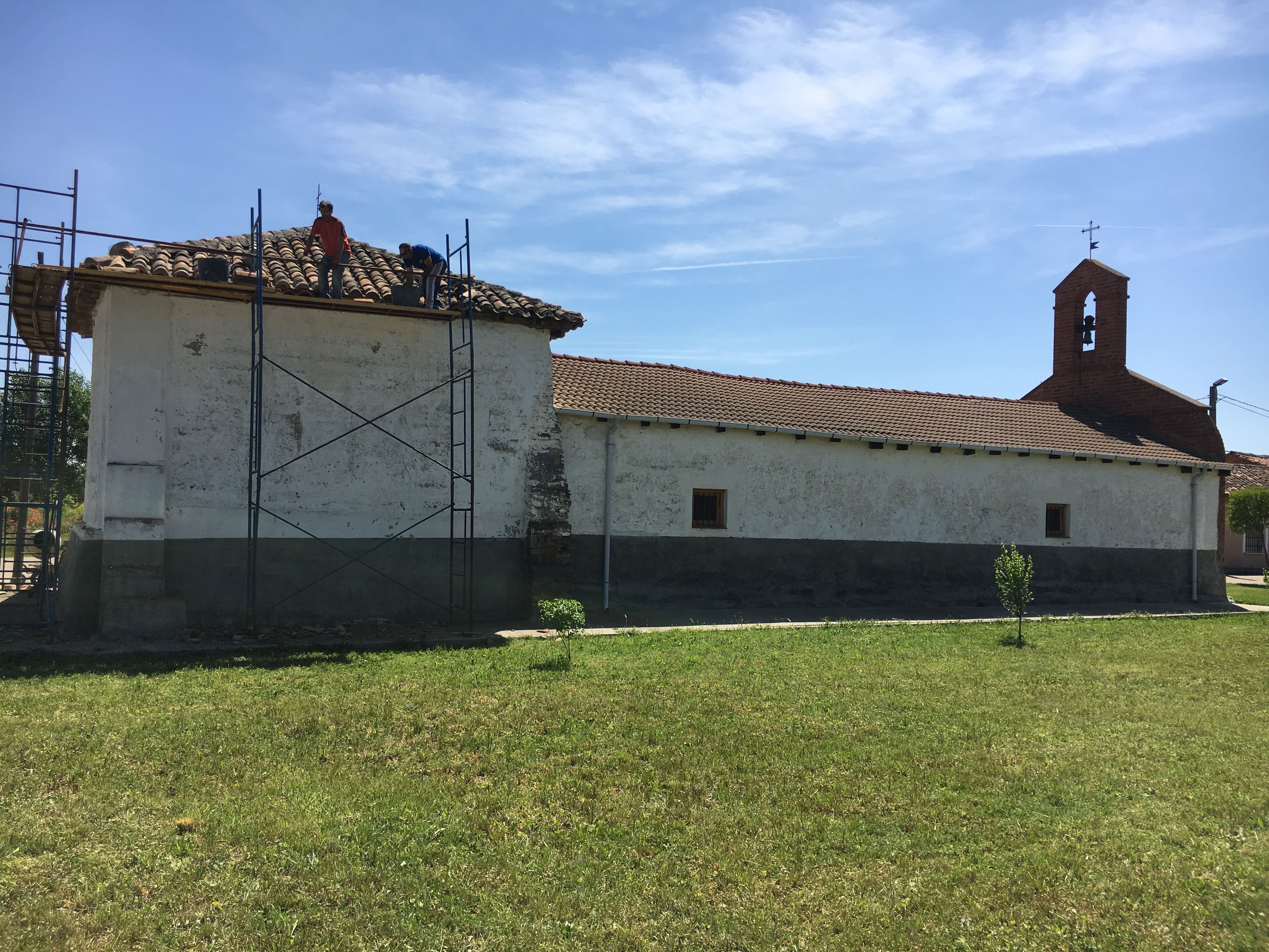 Apadrina una teja, la iniciativa de un pueblo de León para salvar su ermita