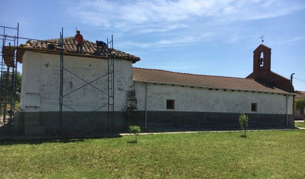 Apadrina una teja, la iniciativa de un pueblo de León para salvar su ermita