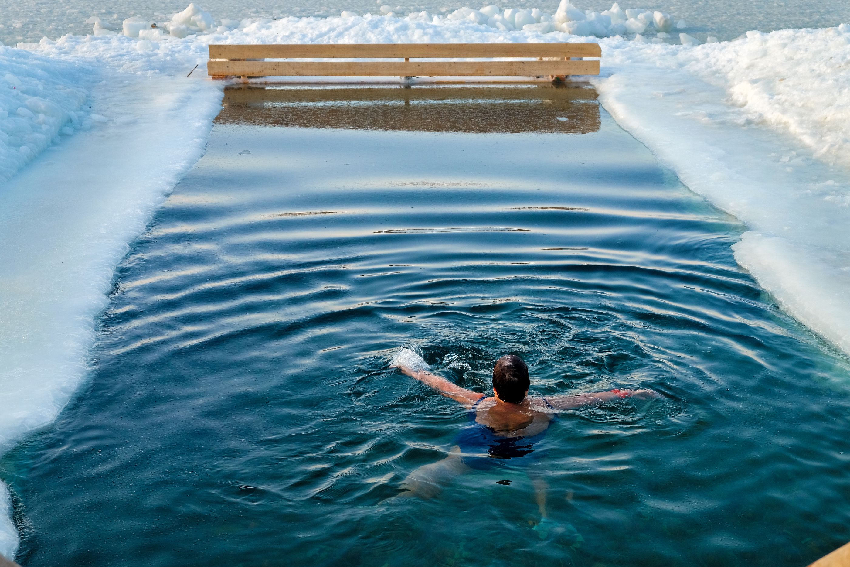Descubren que nadar en agua fría puede mejorar los síntomas de la menopausia (Bigstock)
