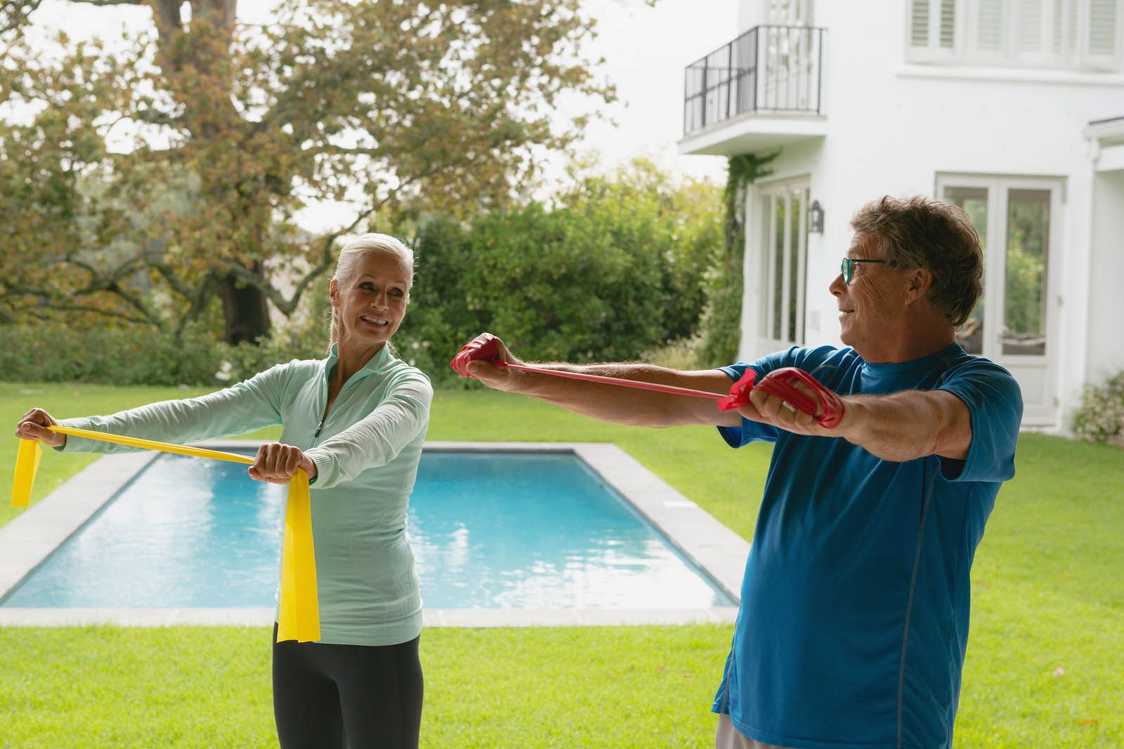 Tres maneras de ponerse en forma para mayores sin salir de casa