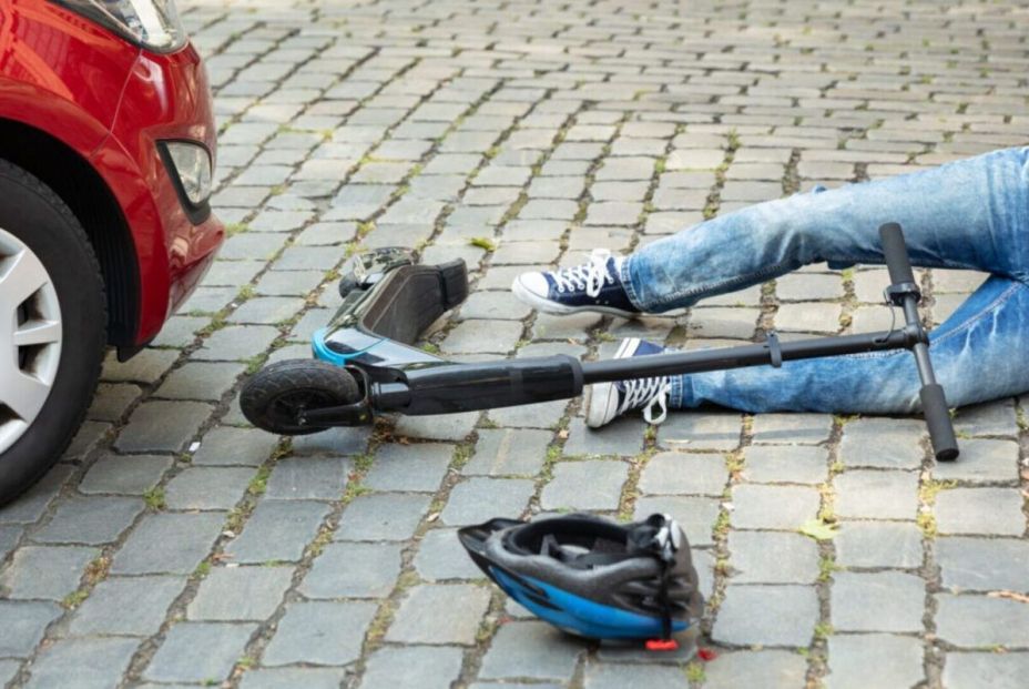 El teléfono 018 para víctimas de tráfico, la señal V16 y el seguro obligatorio para VMP, en 2026