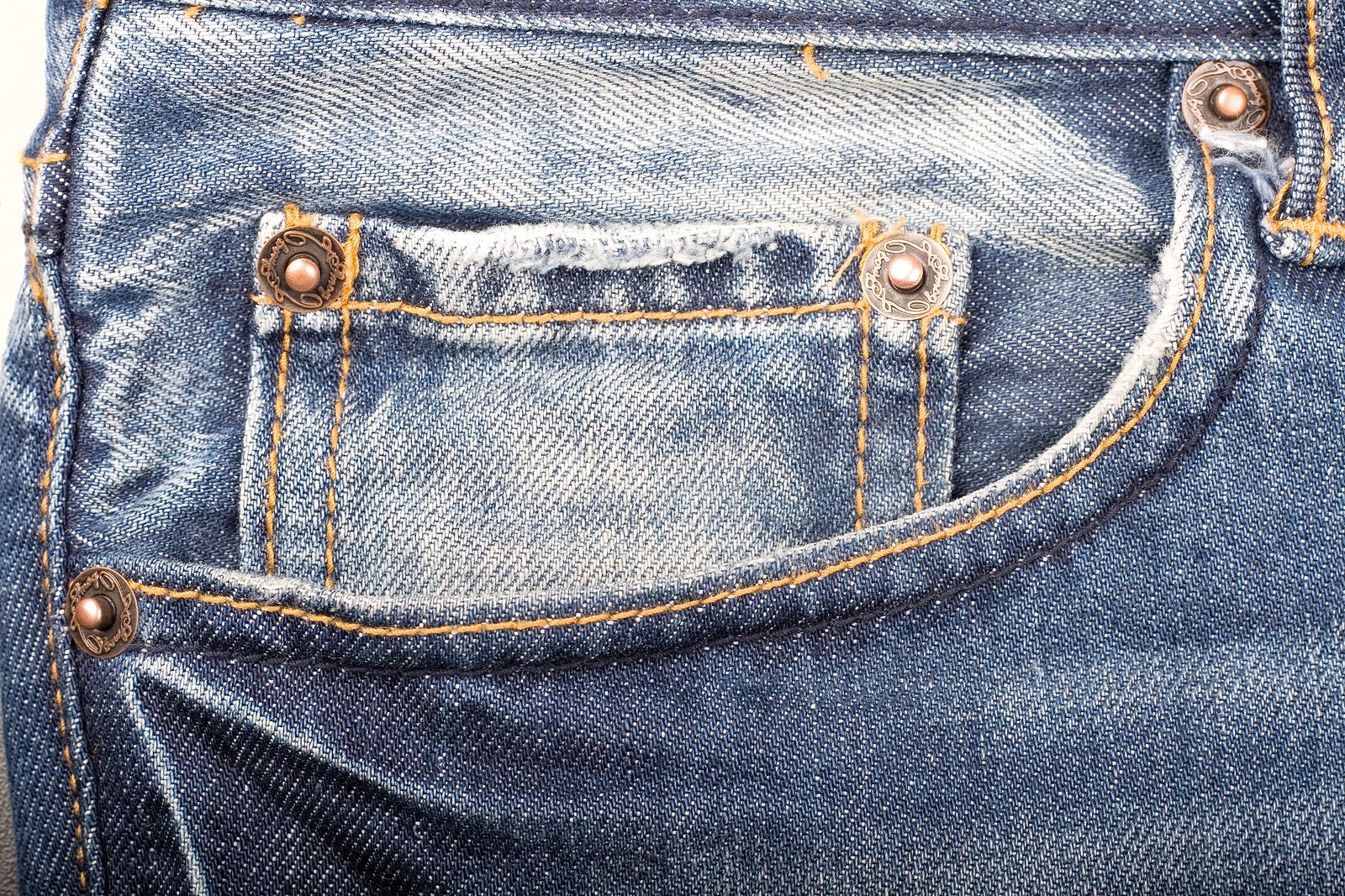 ¿Sabes para qué sirve el bolsillo pequeño de los pantalones vaqueros? (Bigstock)