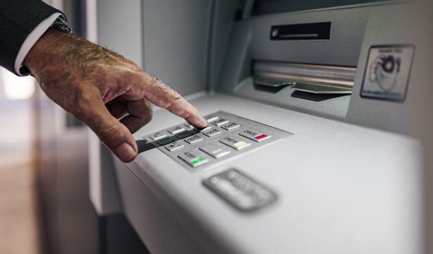 Los mayores, sobre el 'castigo' de la banca a través de depósitos: "Exigimos atención presencial"
