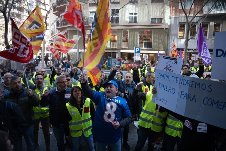 Manifestación Danone: trabajadores lanzan yogures contra la sede de la empresa en Barcelona
