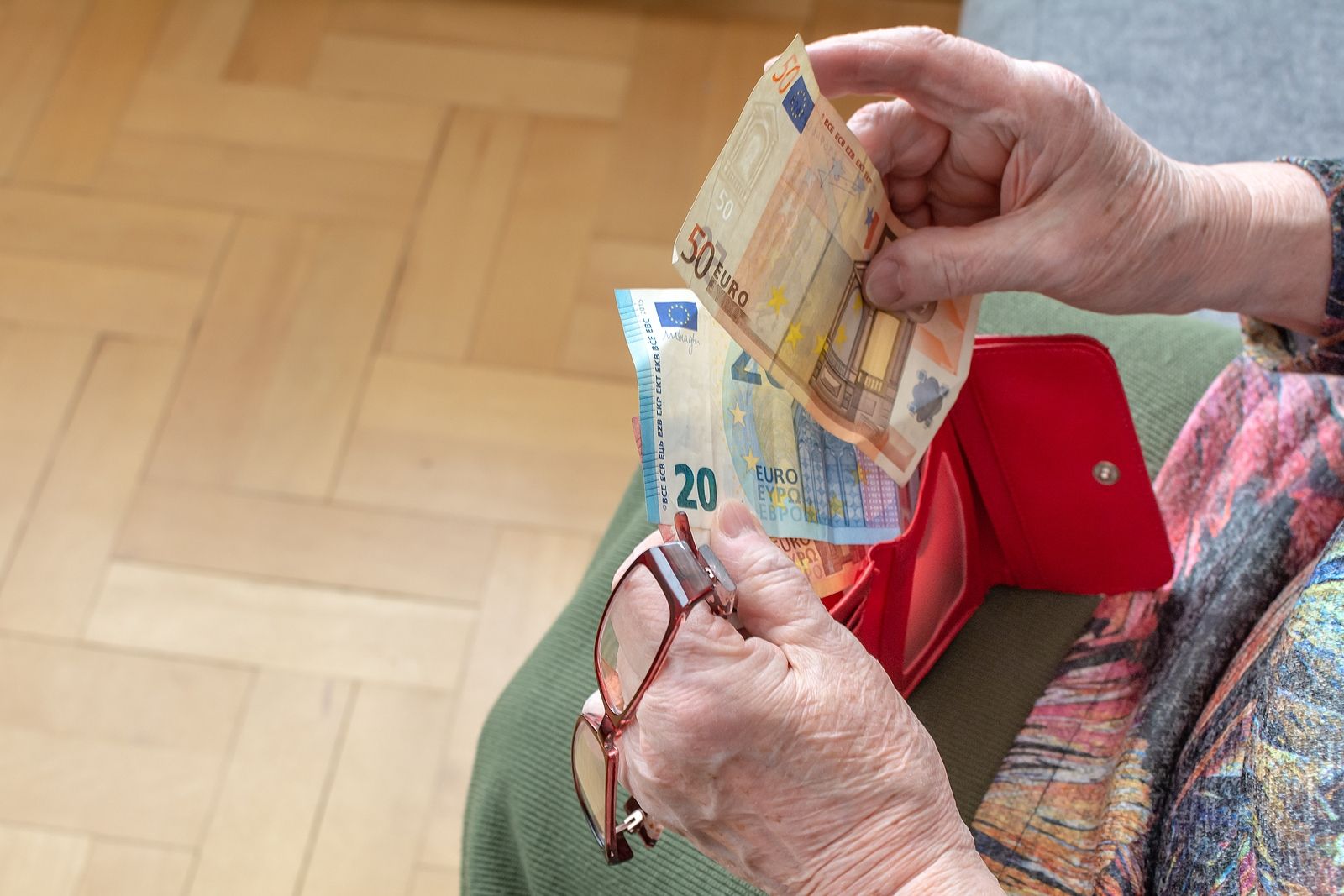 Medio millón de pensionistas, en penuria: la paga no contributiva ha subido apenas 100€ en 4 años