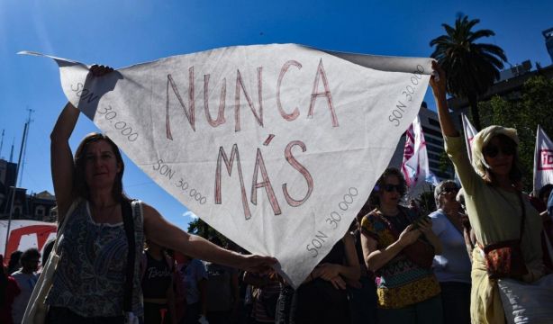 Las Madres de Plaza de Mayo denuncian que Meta ha suspendido la cuenta de su radio